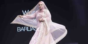 Cantiknya Dewi Sandra dengan Gamis Corak Bunga Langka India
