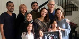 Foto Keluarga Besar Tanpa Ashraf Sinclair, Senyum BCL Buat Bahagia