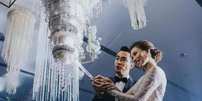 Kue Pernikahan 8 Tingkat Dipasang Terbalik, Kok Bisa Tak Jatuh?