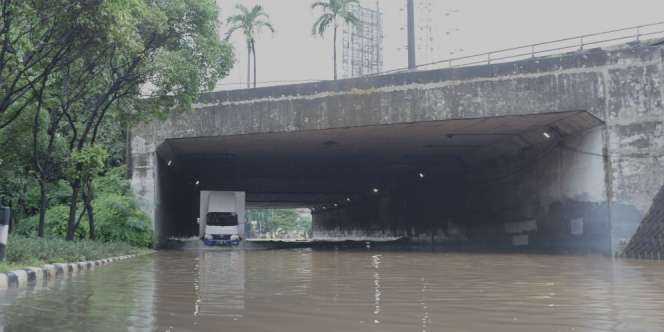 Penampakan Underpass Cawang Banjir Satu Meter