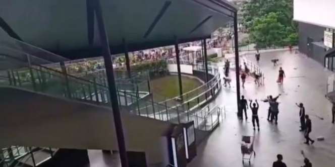 Massa Jebol Pagar AEON Cakung, Rusak Fasilitas Mal