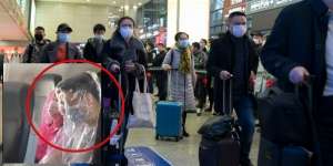 Takut Tertular Corona, Penumpang Pesawat Bungkus Seluruh Tubuh Pakai Plastik