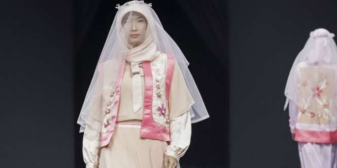 Fashion Muslim Pancaran Kecantikan Gadis Bunga Tiongkok di Musim Semi