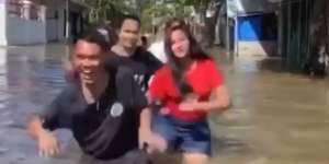 Main TikTok, Cara 'Santuy Warga +62' Hadapi Banjir