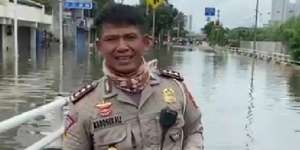 Live Report Kondisi Banjir Lewat Sosmed, Tangan Polisi Bikin Salfok