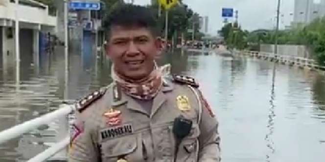 Live Report Kondisi Banjir Lewat Sosmed, Tangan Polisi Bikin Salfok
