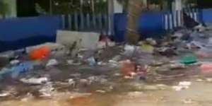 Seperti Lautan, Banjir di Pulo Gadung Penuh Sampah