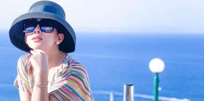 Hitung Harga Outfit Syahrini, Kalkulator Netizen Sampai Error!