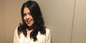 Makin Stylish, Gaya Tina Toon yang Kini Jadi Anggota DPRD