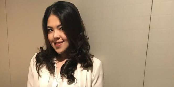 Makin Stylish, Gaya Tina Toon yang Kini Jadi Anggota DPRD