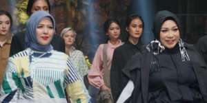 Lenggak-lenggok Istri Sandiaga Uno dengan Outfit Melly Goeslaw