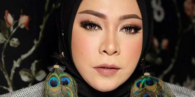 Sentuhan Nyentrik di Outfit Santun Melly Goeslaw