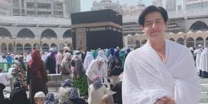 Takjubnya Roger Danuarta Melihat Kabah Saat Umroh Pertama Usai Mualaf