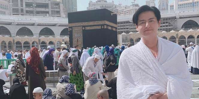 Takjubnya Roger Danuarta Melihat Kabah Saat Umroh Pertama Usai Mualaf