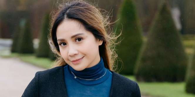 Nagita Slavina Dandan Kelewat Santai Pakai Sandal Teplek, Tapi Seharga Rp32 Juta