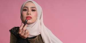 Tutorial Cara Mudah Membuat Glitter Lips 