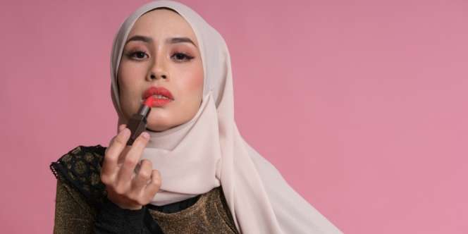 Tutorial Cara Mudah Membuat Glitter Lips 