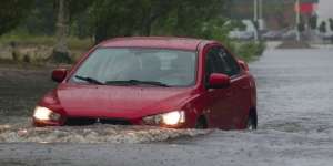 6 Tips Aman Terobos Banjir, Nomor 1 Paling Penting!