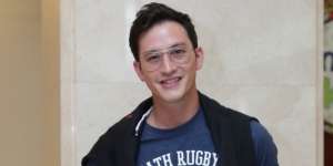 Mike Lewis Batal Menikah Tahun Ini