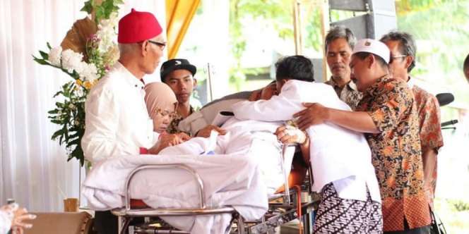Kisah Haru Ayah Sakit Parah Datangi Pernikahan Anaknya