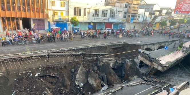 Jalan Raya di Jember Ambles, Sejumlah Ruko Roboh