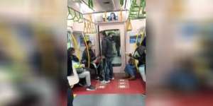 Batuk Tak Pakai Masker, Penumpang KRL Didamprat