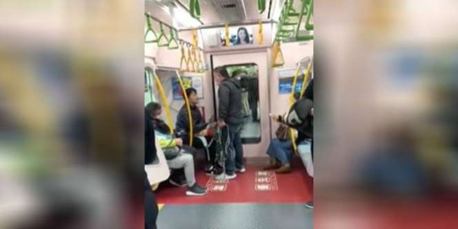 Batuk Tak Pakai Masker, Penumpang KRL Didamprat