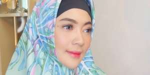 Gaya Modis Indah Dewi Pertiwi yang Mantap Berhijab