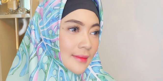Gaya Modis Indah Dewi Pertiwi yang Mantap Berhijab