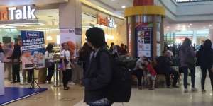 Pengunjung Margo City Bermasker, Hand Sanitizer Ludes