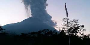Gunung Merapi Erupsi, Bandara Adi Soemarmo Ditutup Sementara