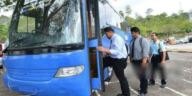 Tempat Sholat Selalu Penuh, Bus Disulap Jadi Musala Berjalan