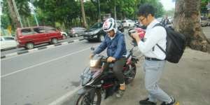 Foto Viral Plt Walikota Medan Rutin Antar Anak Sekolah Pakai Motor Setiap Hari