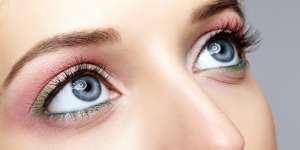 6 Tips Memakai Eyeshadow Agar Terlihat Lebih Rapi