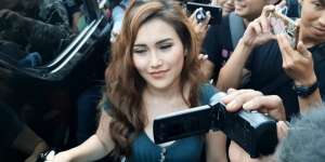 Ayu Ting Ting dan Adiknya Ribut, Ayah Rojak Sampai Banting Kardus