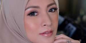 Jadi Muse, Cantiknya Donita Berbalut Gamis Elegan