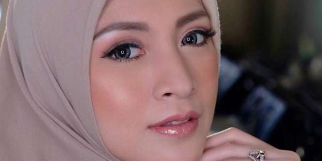 Jadi Muse, Cantiknya Donita Berbalut Gamis Elegan
