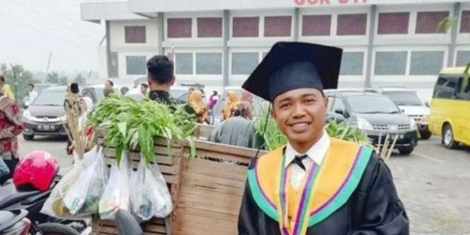 Tukang Sayur Keliling Jadi Sarjana, Bawa Dagangan Saat Wisuda