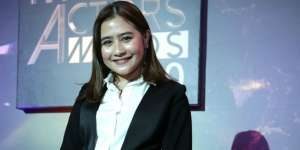 Potret Stylish Prilly Latuconsina Berbusana Monokrom