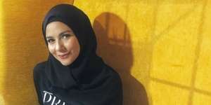 Meisya Siregar Modis Pakai Dress Alfabet