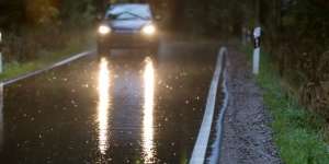 Diterjang Hujan Deras, Lebih Baik Menyalakan Lampu Senja atau Besar?