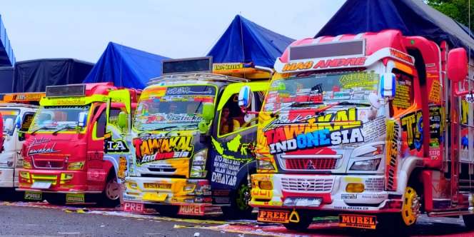 Ternyata, Stiker Truk Tak Boleh Sembarangan