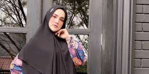 Pamer Gaya Hijab Baru, Mulan Jameela Bergamis Etnik