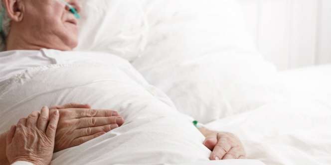 Cinta Sejati di Balik Wabah Corona, Nenek Setia Temani Kakek dari Balik Jendela