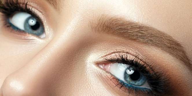 Trik Tampil Cantik dengan Eyeliner Biru
