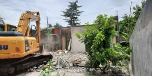 Istri Selingkuh, Suami Hancurkan Rumah di Ponorogo dengan Eskavator