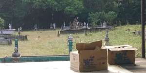 Balas Cinta Saat Hidup, Kisah Kakek 3 Kali Sehari Ziarah Makam Istri Bikin Mewek