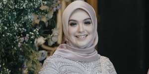 Pesona Vebby Palwinta Bergaun Mewah Saat Lamaran