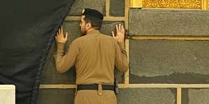 Masya Allah, Penjaga Kabah Berdoa Khusyuk di Multazam