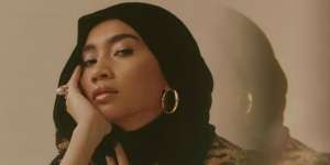 Gaya Hijab Yuna, Adik Ipar BCL yang Mendunia